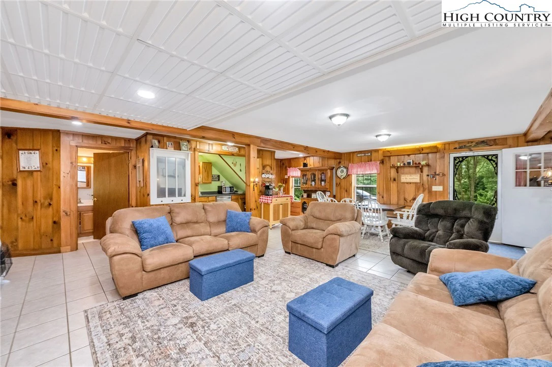 Image number 15 for the current listing