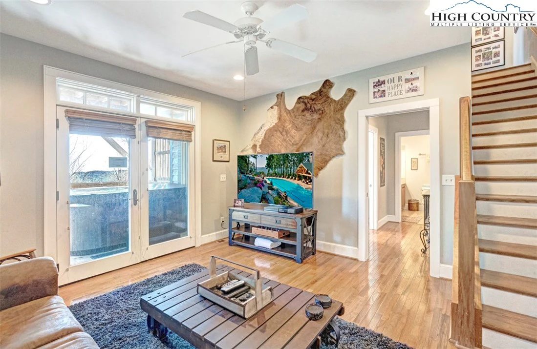 Image number 3 for the current listing