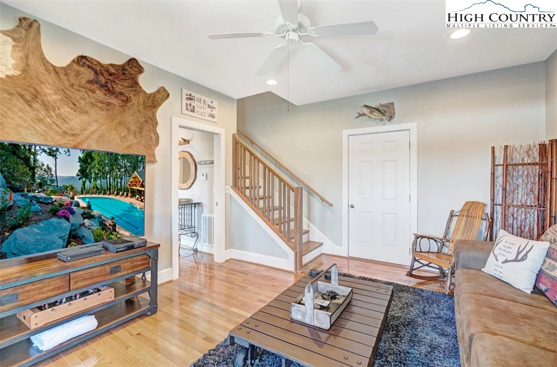 Image number 4 for the current listing