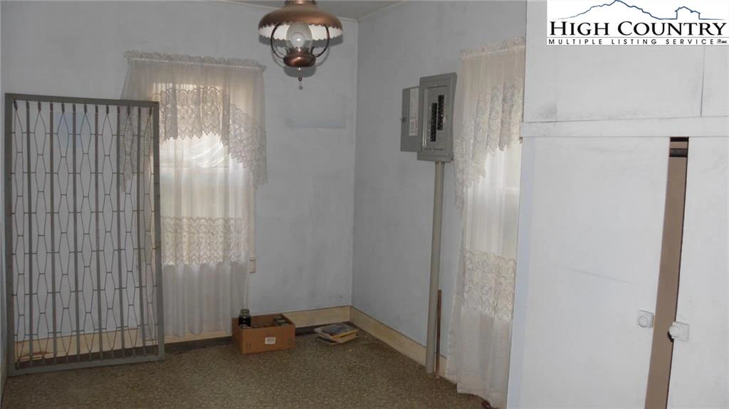 Image number 4 for the current listing