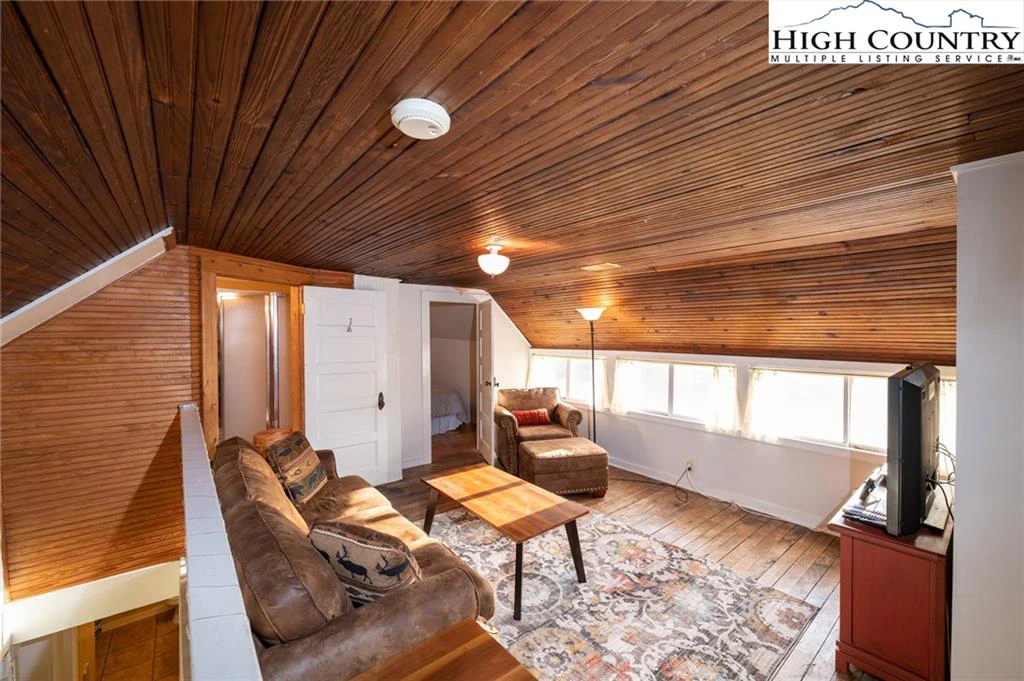 Image number 3 for the current listing