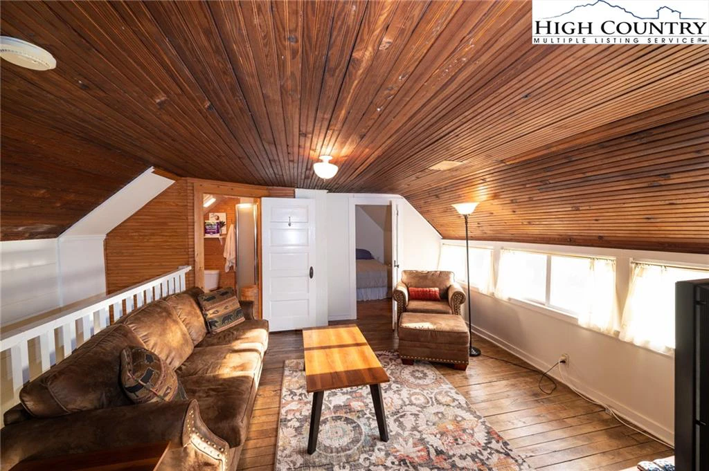 Image number 4 for the current listing