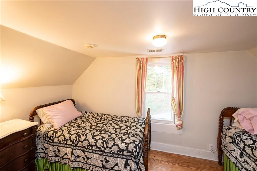 Image number 8 for the current listing