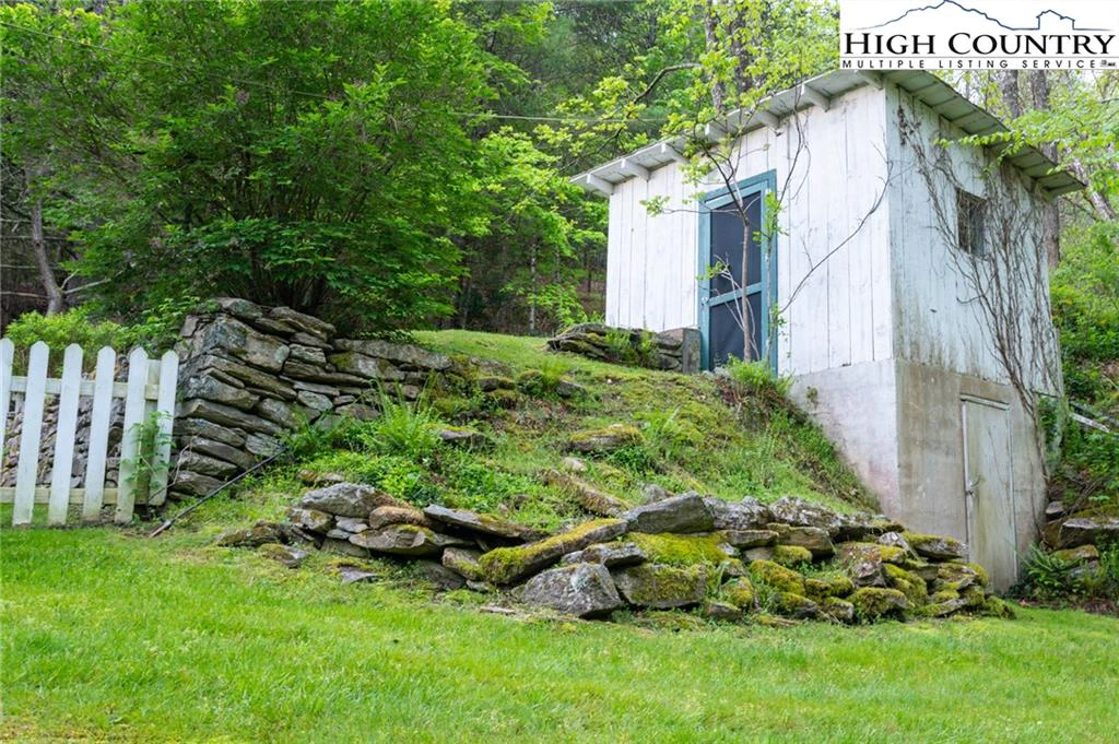 Image number 19 for the current listing