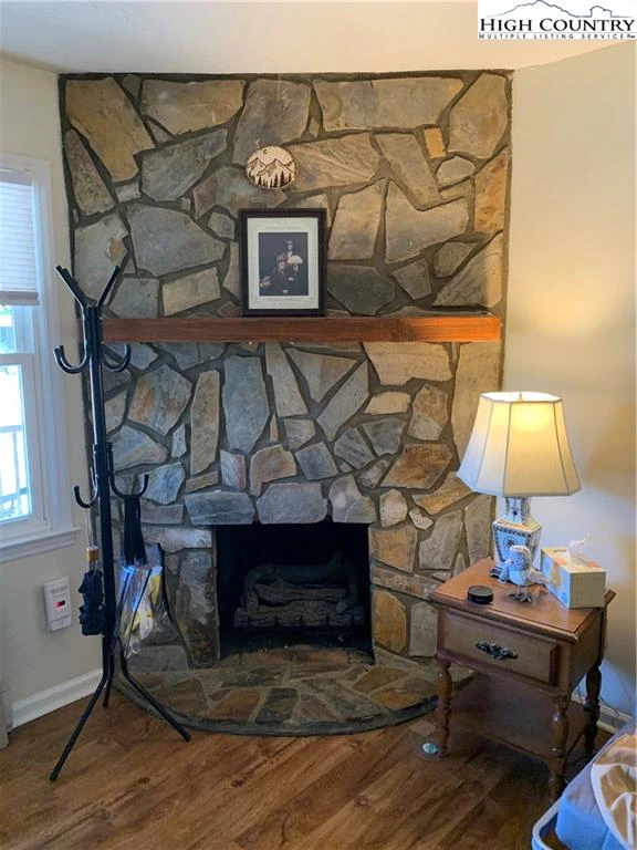 Image number 4 for the current listing