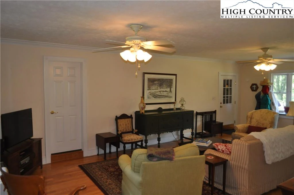 Image number 14 for the current listing