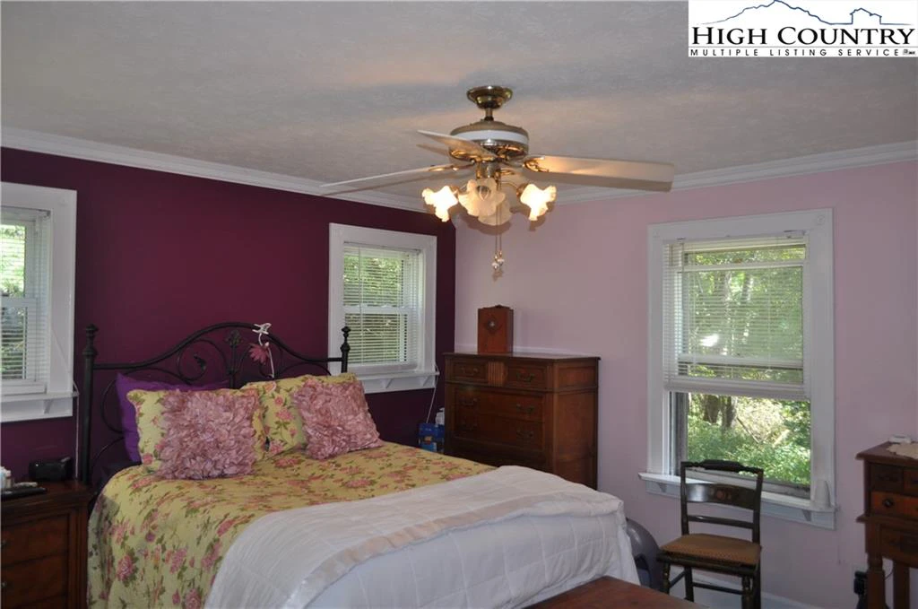 Image number 11 for the current listing