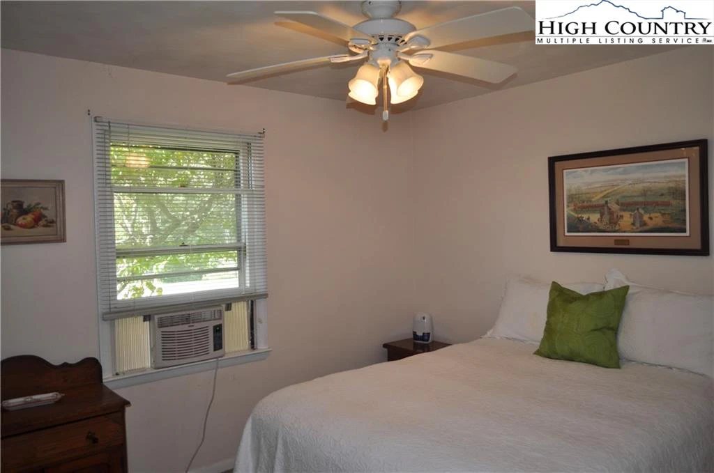 Image number 7 for the current listing