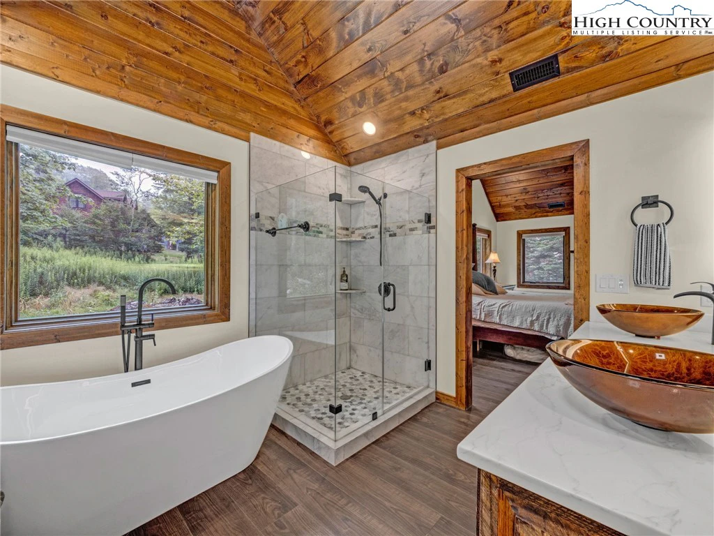 Image number 11 for the current listing
