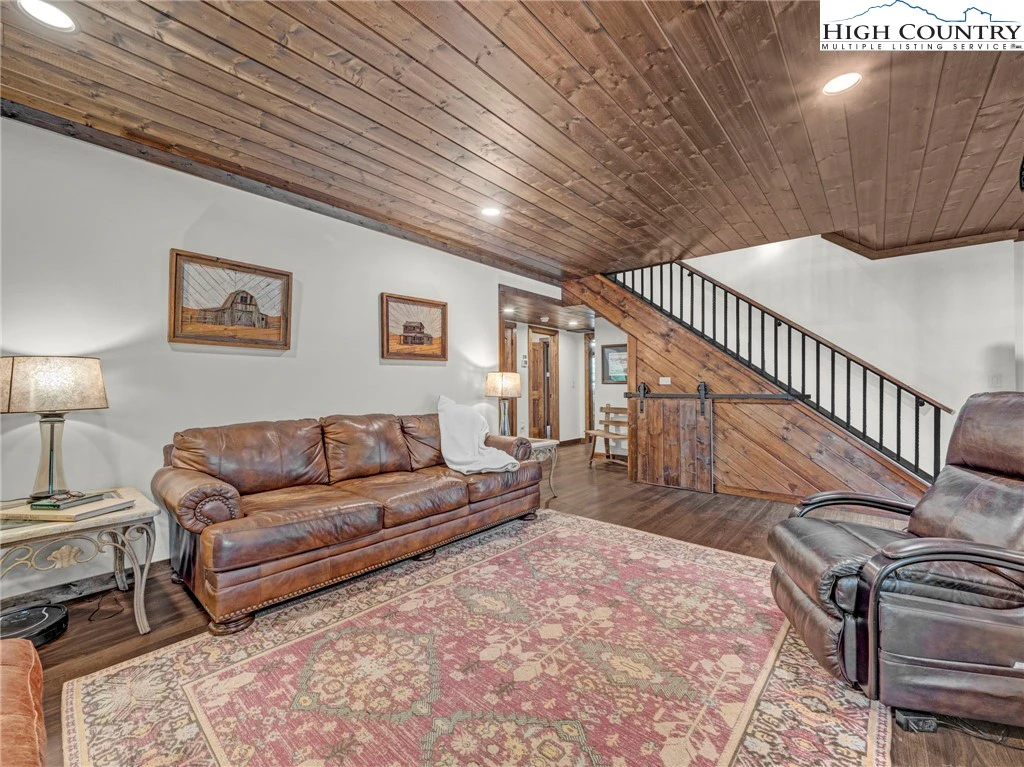 Image number 6 for the current listing