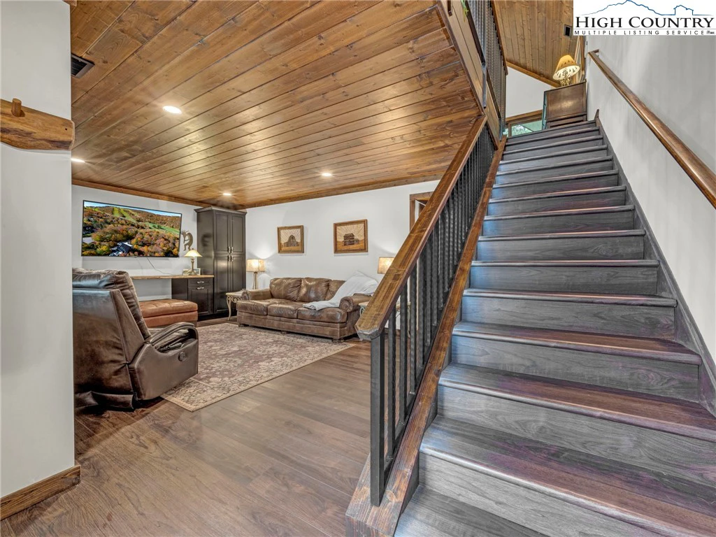 Image number 4 for the current listing