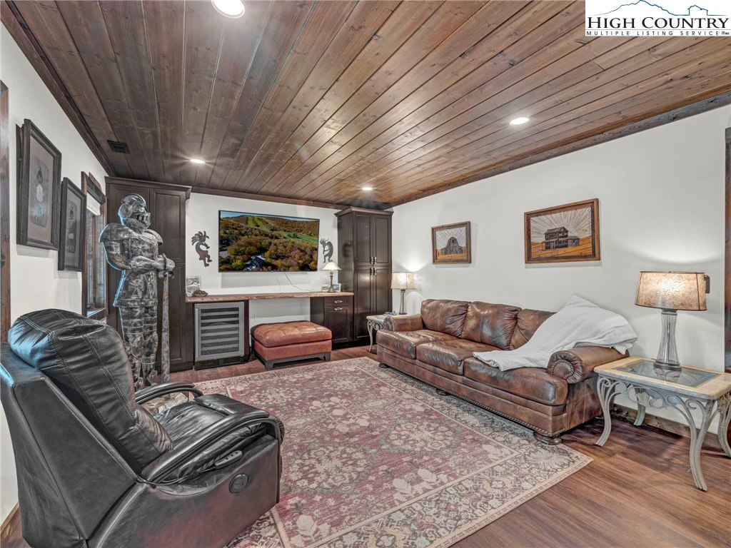 Image number 5 for the current listing