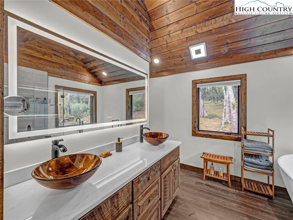 Image number 3 for the current listing