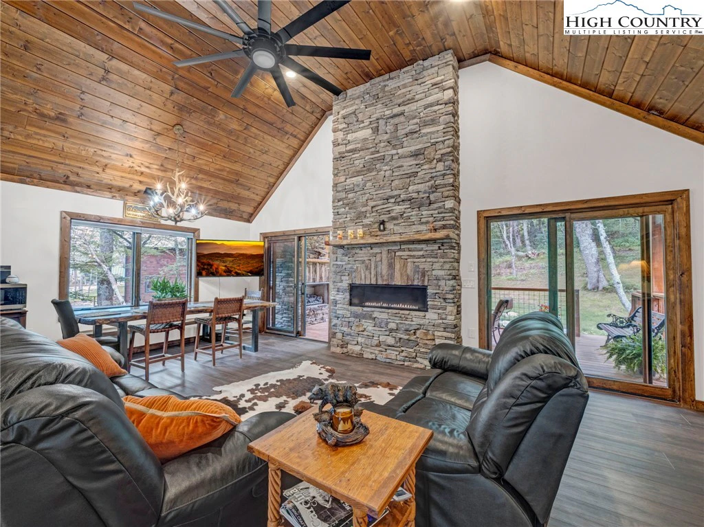 Image number 21 for the current listing