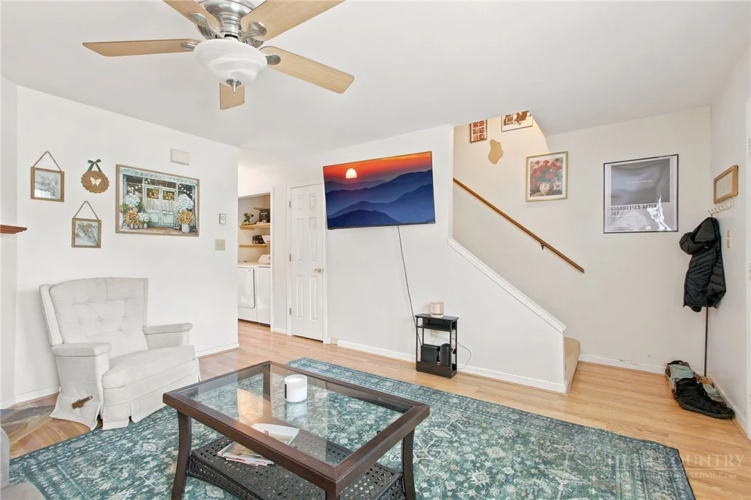 Image number 5 for the current listing