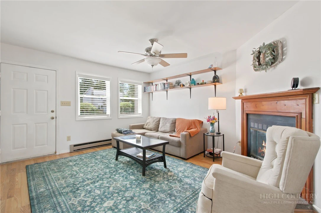 Image number 4 for the current listing