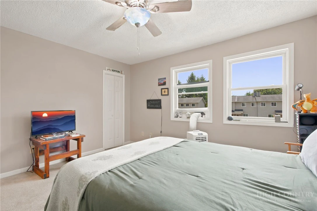 Image number 17 for the current listing