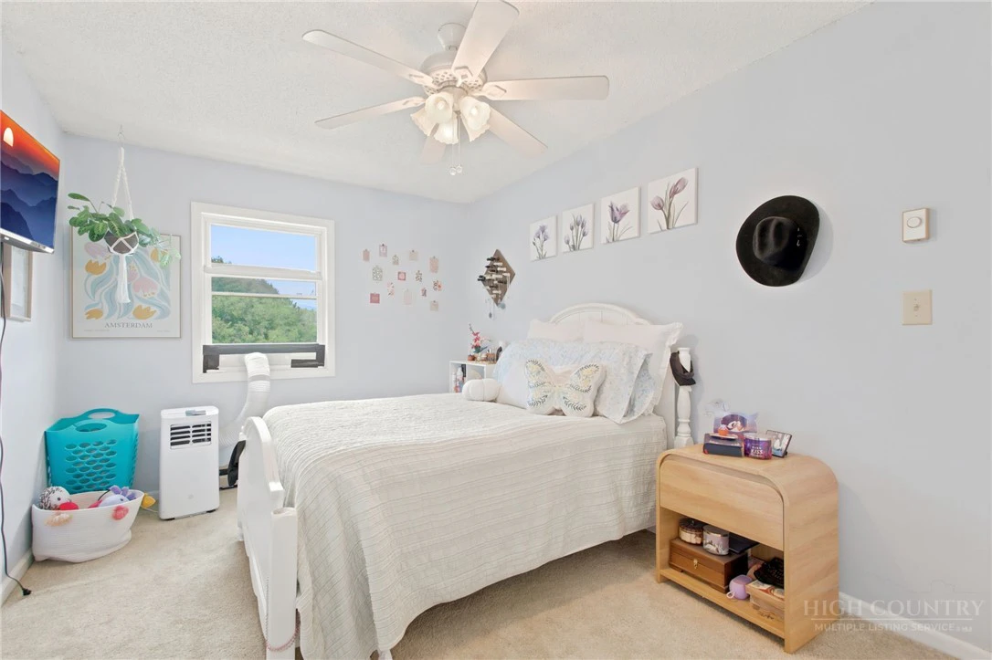 Image number 18 for the current listing