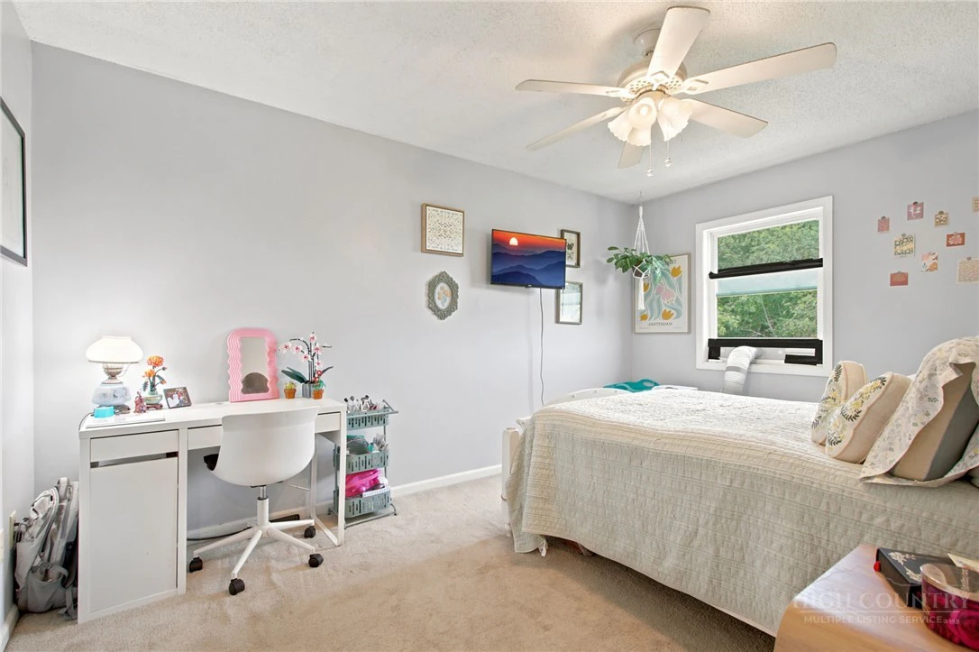 Image number 19 for the current listing