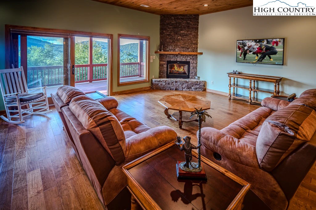 Image number 11 for the current listing