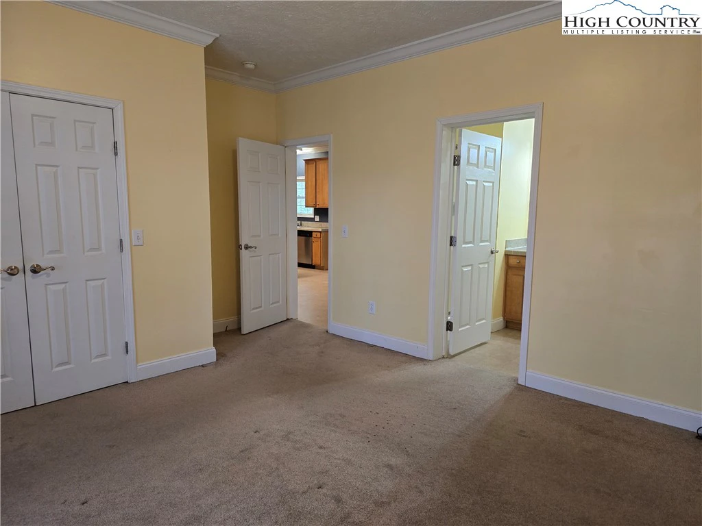 Image number 15 for the current listing