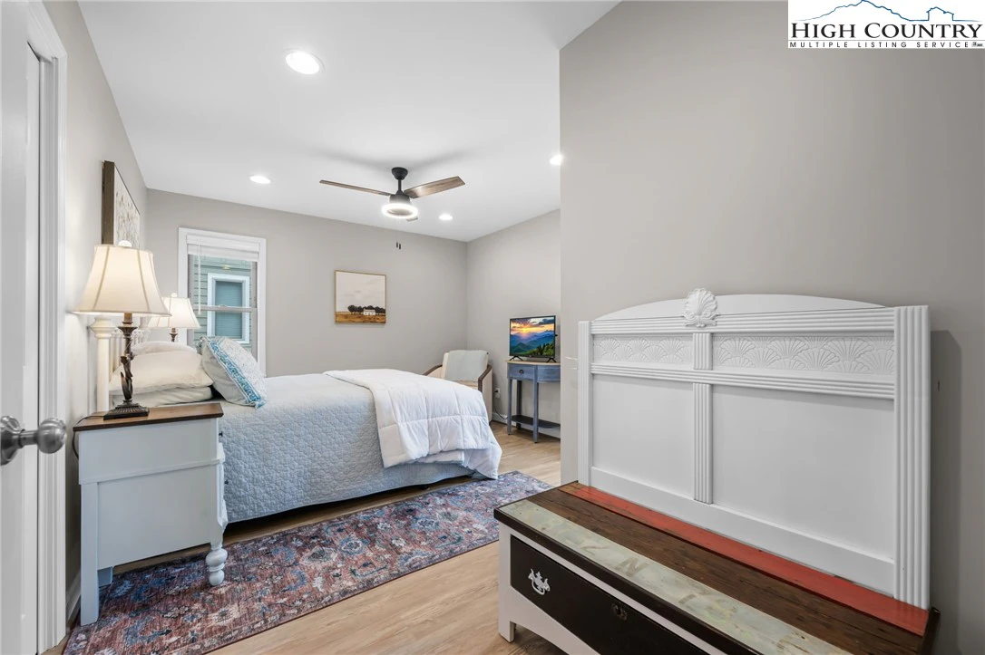 Image number 3 for the current listing