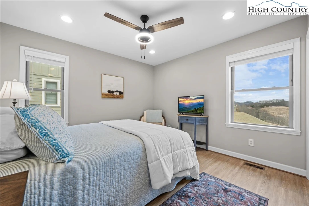 Image number 4 for the current listing