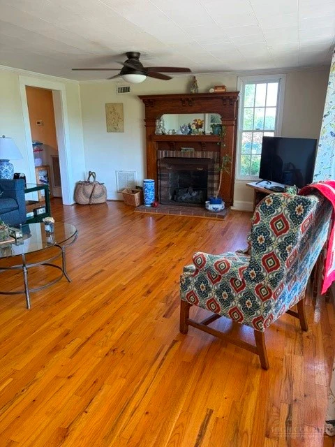 Image number 15 for the current listing