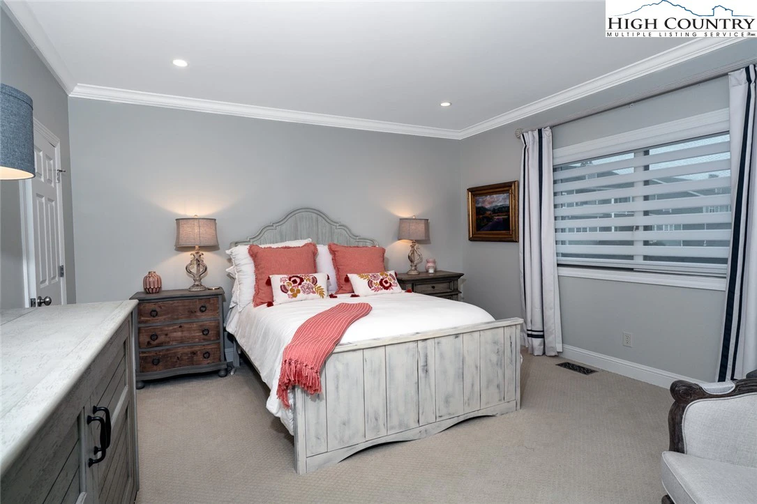Image number 6 for the current listing