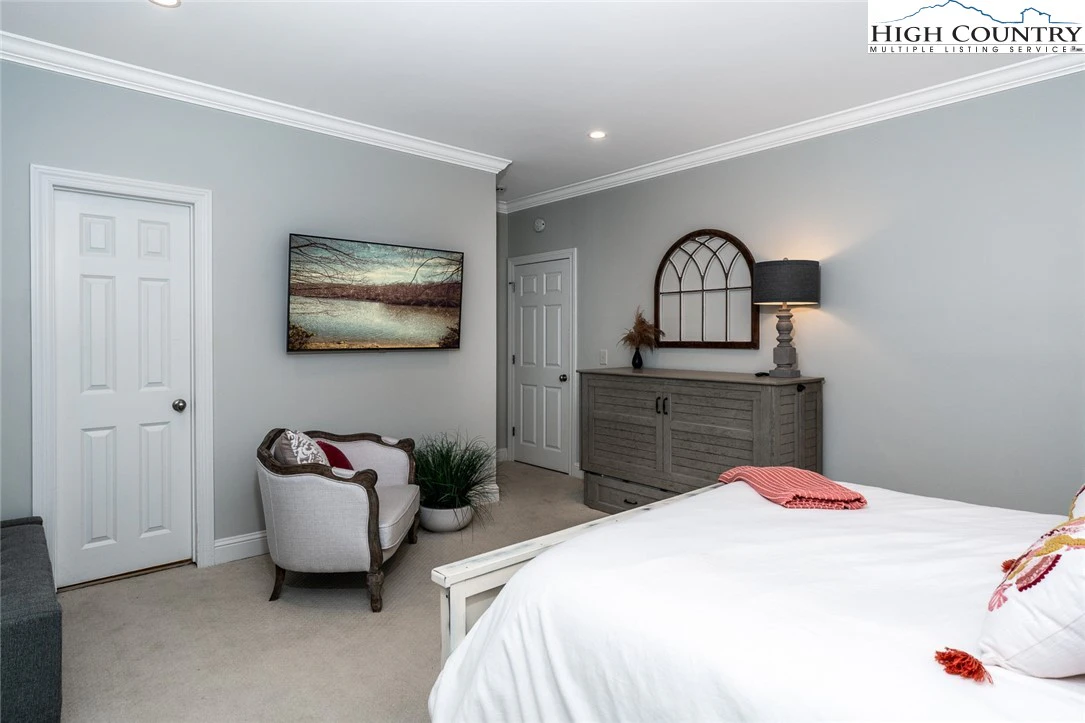 Image number 8 for the current listing