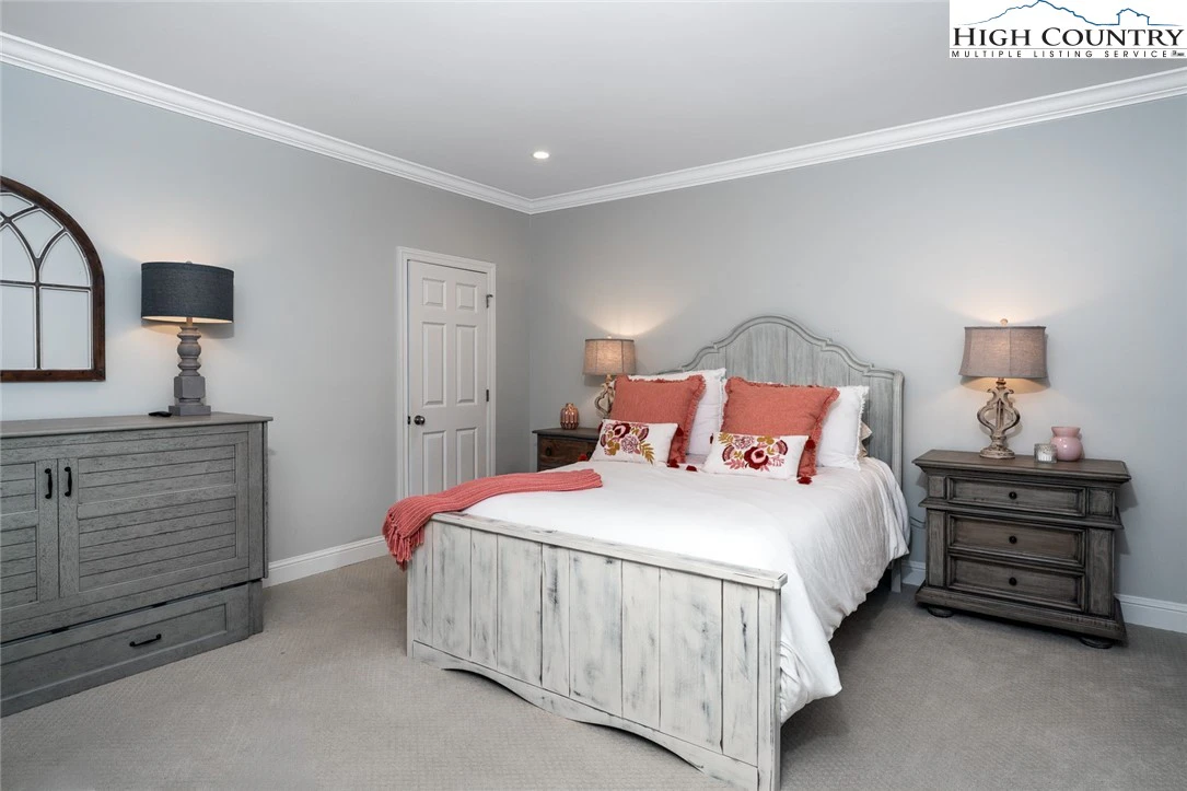 Image number 9 for the current listing