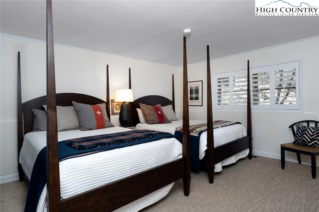 Image number 7 for the current listing
