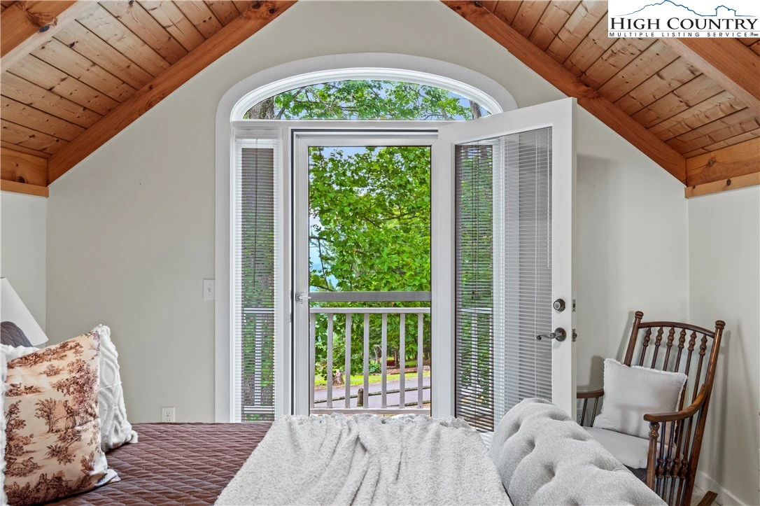 Image number 17 for the current listing