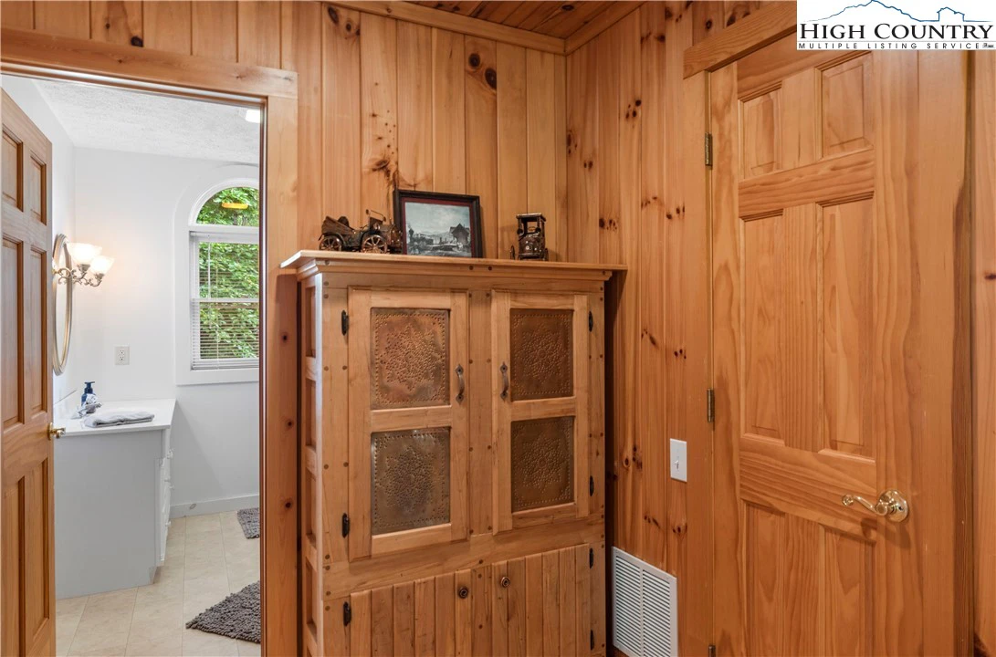 Image number 18 for the current listing