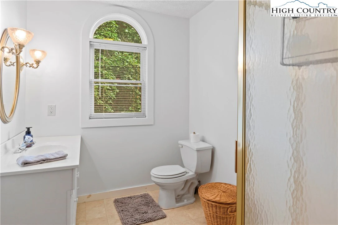 Image number 19 for the current listing