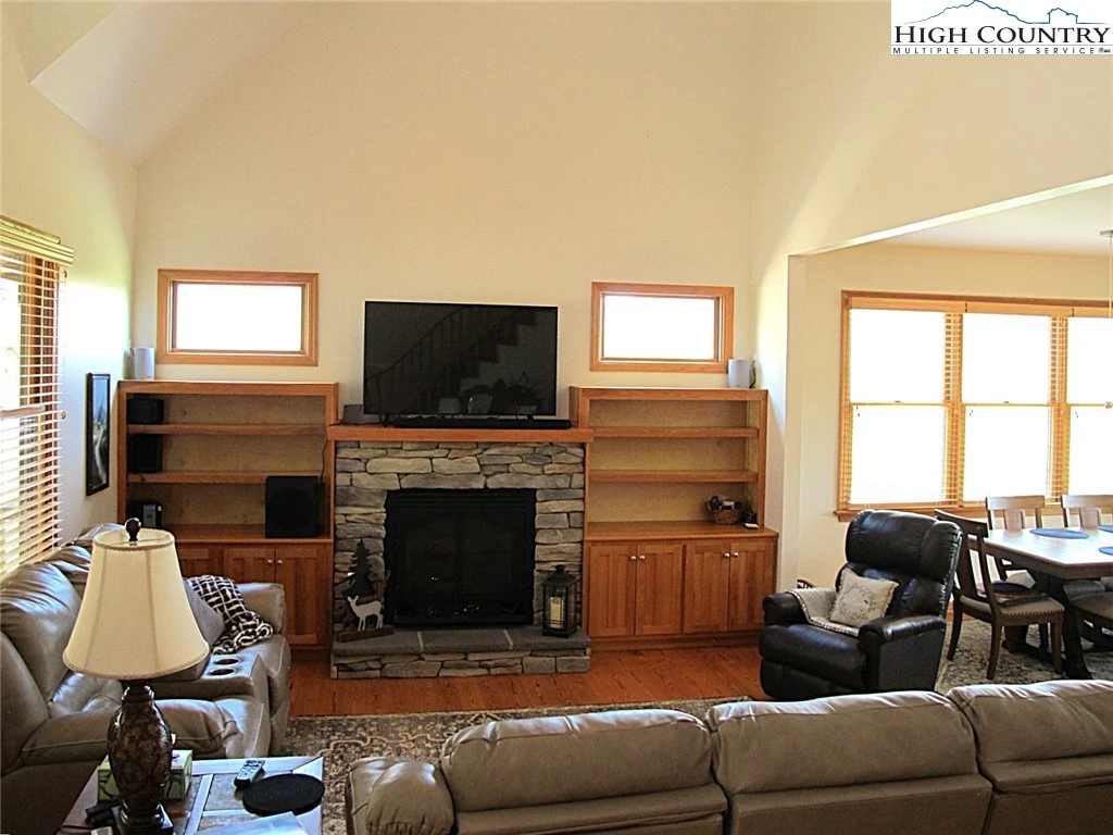 Image number 17 for the current listing