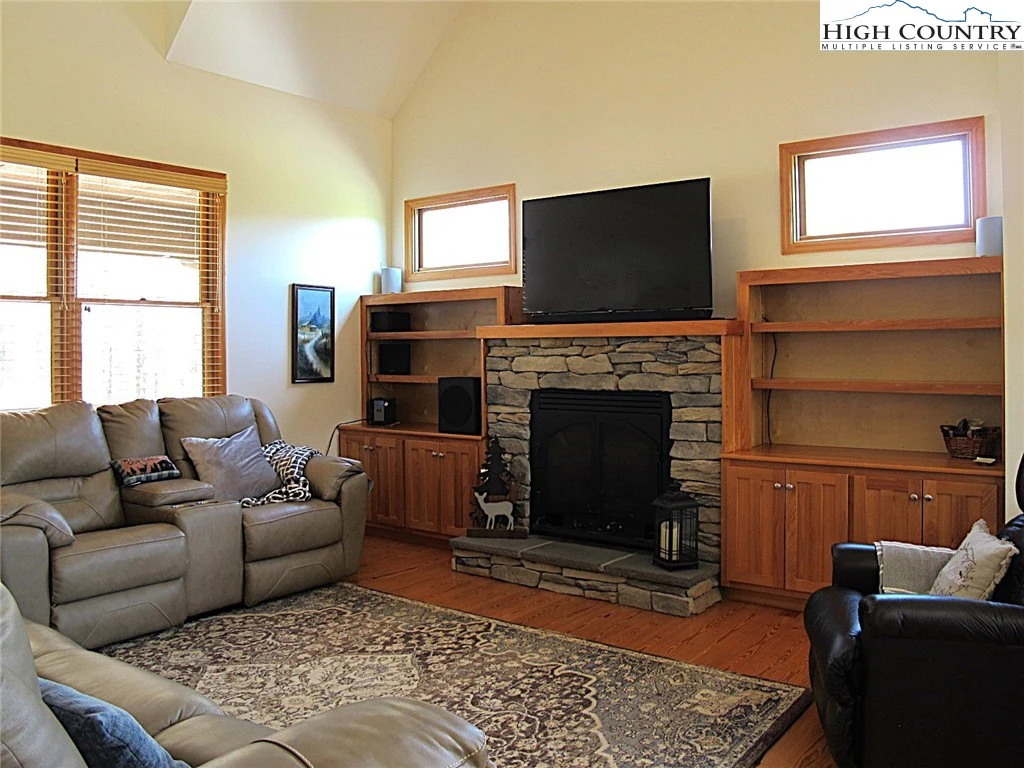 Image number 16 for the current listing