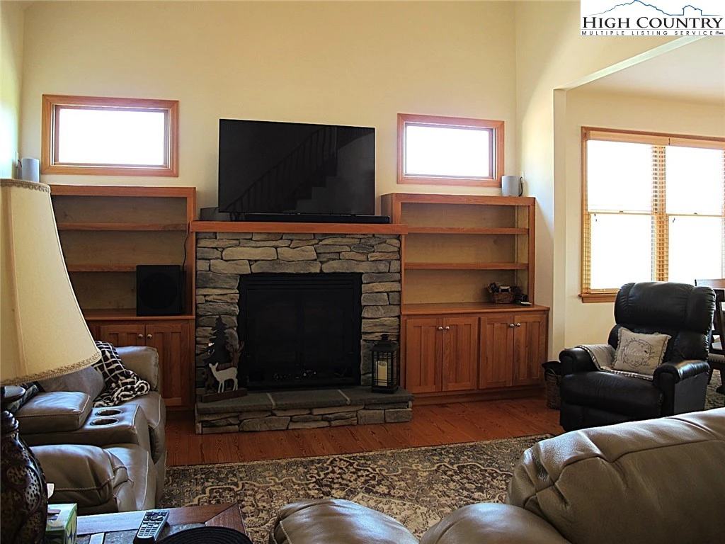 Image number 15 for the current listing