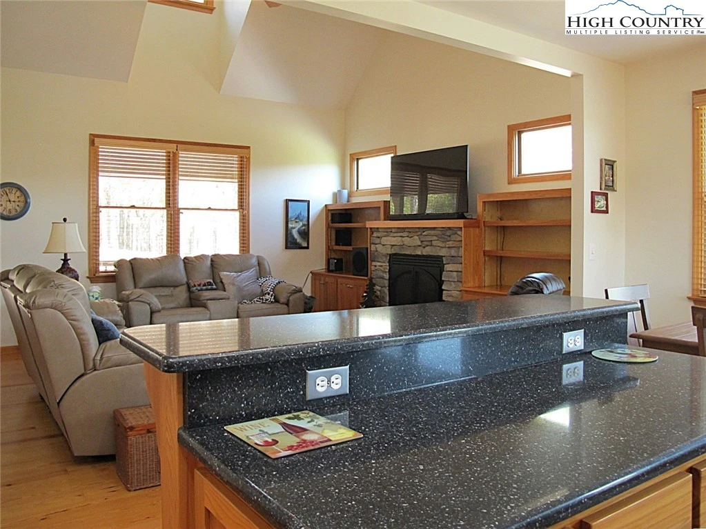 Image number 14 for the current listing