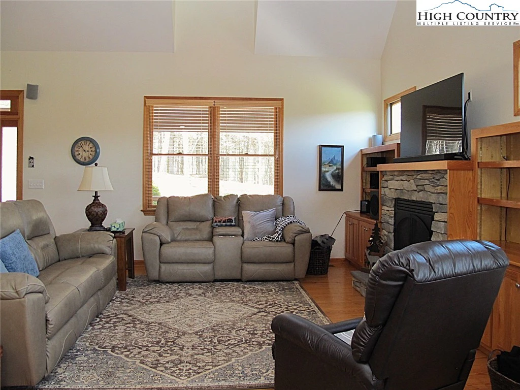 Image number 2 for the current listing
