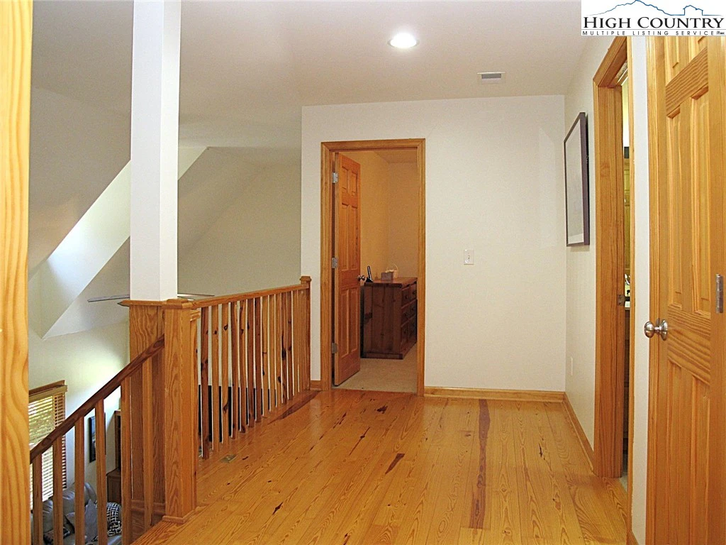 Image number 5 for the current listing