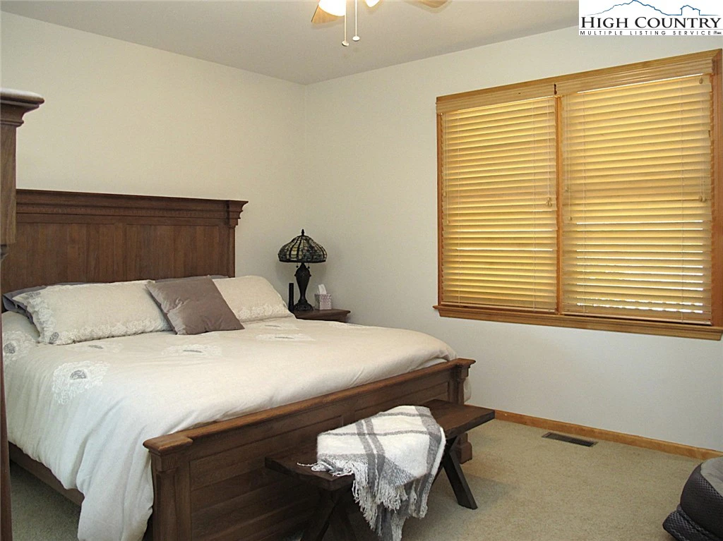Image number 4 for the current listing
