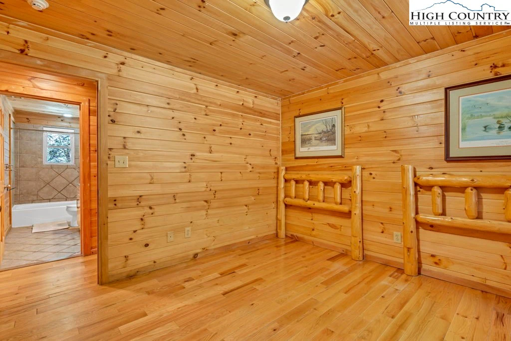 Image number 8 for the current listing