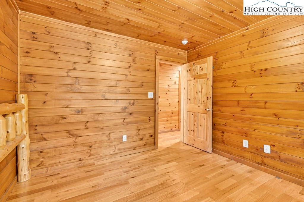 Image number 9 for the current listing