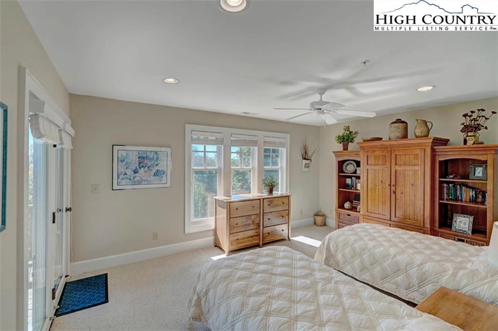 Image number 4 for the current listing