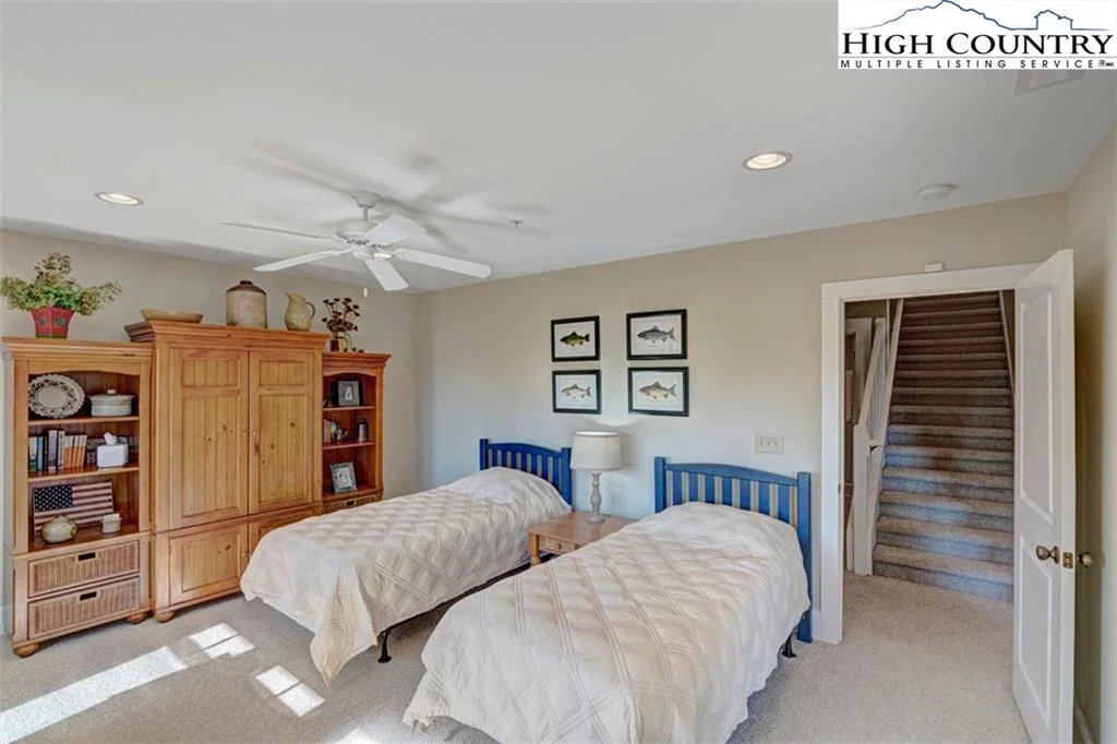 Image number 5 for the current listing