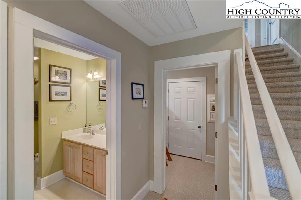 Image number 9 for the current listing