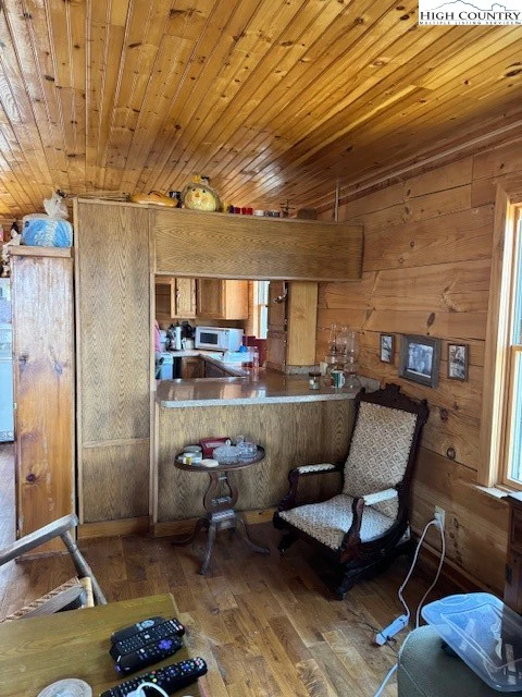 Image number 14 for the current listing