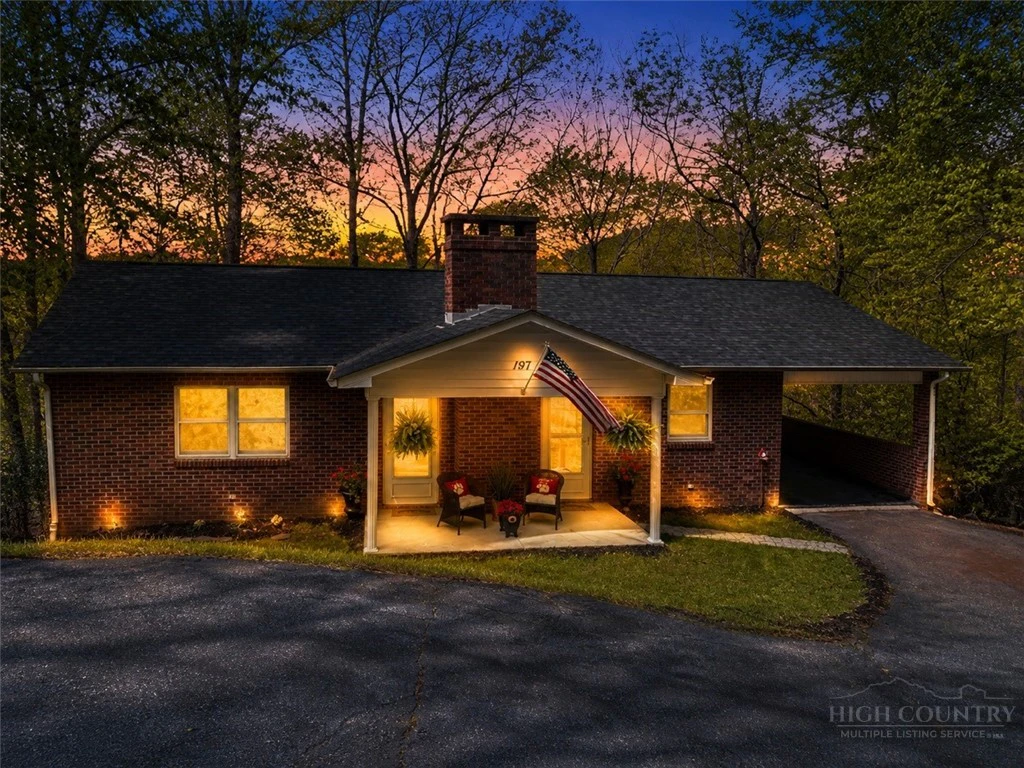 Image number 17 for the current listing