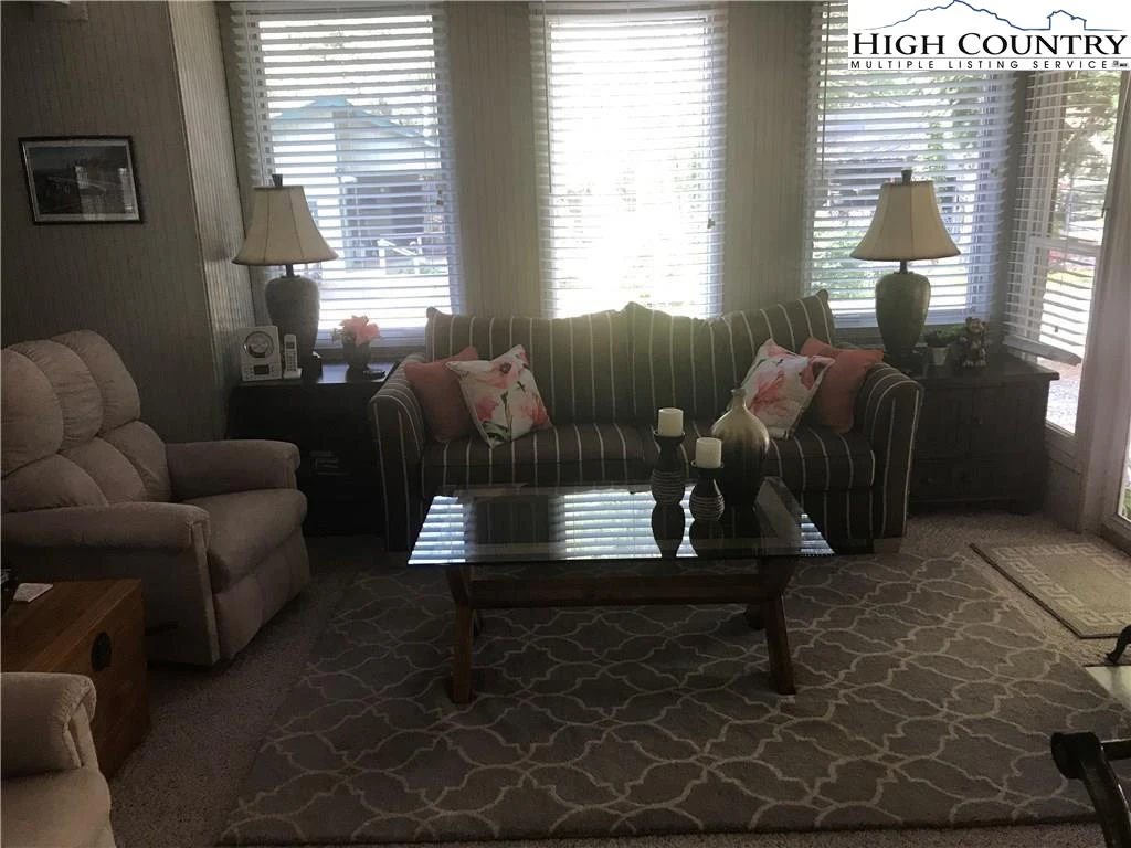 Image number 19 for the current listing